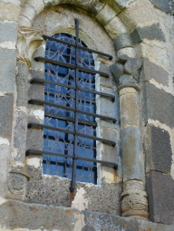 Une des fenêtre: utilisation de pierres polychromes pour la décoration