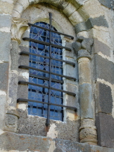 Polychromie de roches pour la décoration d'une fenêtre à Brageac