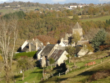 Vue générale de Brageac avec Mauriac en arrière-plan.