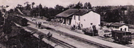 La gare de Drignac-Ally. Sur la droite de la photo se trouve le tunnel, la voie venant de Drugeac. Vers la gauche, la voie continue vers la prochaine gare: celle de Loupiac