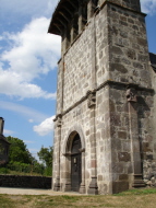 Le traditionnel et ancien clocher "classique" local: le clocher à peigne à Drignac