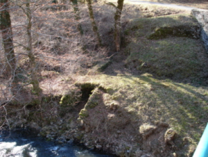 Vestiges d'un moulin sur la Maronne