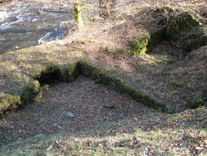 Vestiges d'un moulin sur la Maronne
