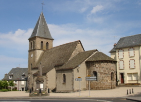 La iglesia sobre la plaza