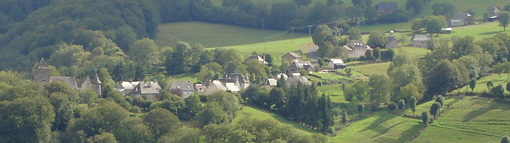 Vue générale du bourg depuis Escoaliers, sur l'autre rive de l'Auze.