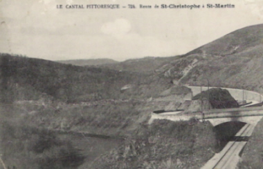 La voie se dirige vers Enchanet, longeant la Maronne sur sa gauche. Le bourg de St Christophe se trouve sur la droite, un peu plus haut. La carte date des années 1900-1910.