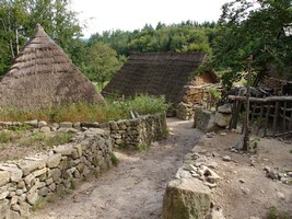Vue partielle du village reconstitué du XIIIème siècle
